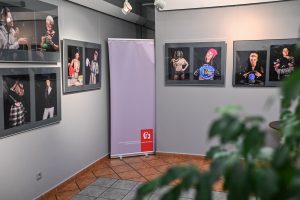 wystawa fotografii zdjęcia zawieszone w ramach na ścianie galerii sztuki