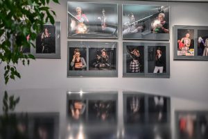 wystawa fotografii zdjęcia zawieszone w ramach na ścianie galerii sztuki