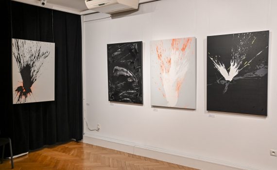 obrazy malarskie Łukasza Chmielewskiego zawieszone na ścianie w galerii sztuki