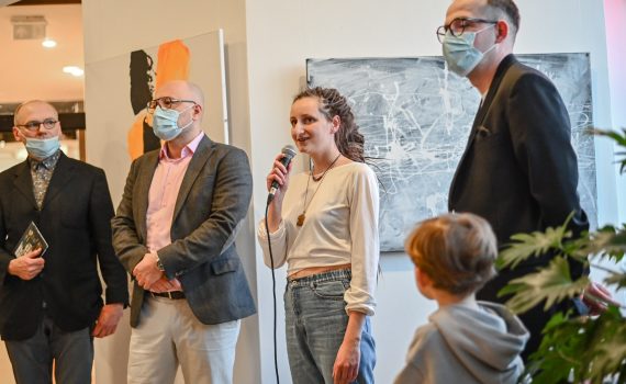 Magda Parkitna artystka witająca publiczność podczas wernisażu swojej wystawy