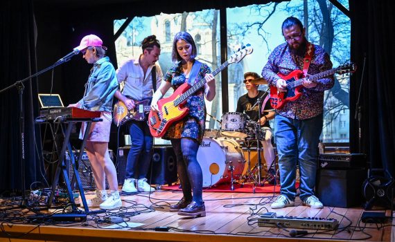 Zespół Superkocik na scenie w Ośrodku Promocji Kultury