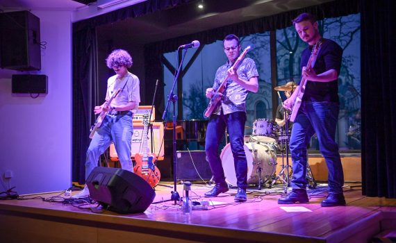 zespół Śliwka występujący na scenie Ośrodka Promocji Kultury Gaude Mater w Częstochowie