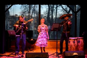 Albert Suazo, Weronika Zielińska-Wilczyńska i Eduardo Bortolotti na scenie Ośrodka Promocji Kultury Gaude Mater w Częstochowie