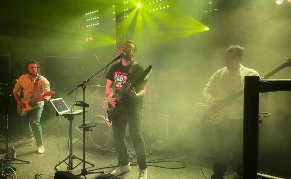 Zespół Baboki na scenie podczas koncertu