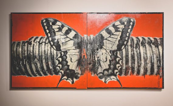 obraz Bartłomieja Stypki przedstawiający czarno-białego motyla na czerwonym tle