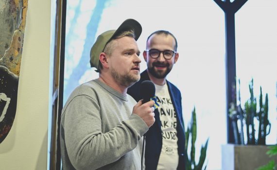 Bartłomiej Stypka witający publiczność podczas wernisażu swojej wystawy w Częstochowie