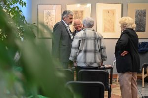 Jacek Maria Hohensee rozmawiający z publicznością