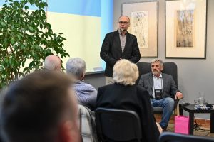 Robert Sękiewicz witający publiczność podczas spotkania autorskiego