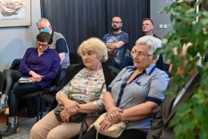 publiczność zgromadzona na spotkaniu autorskim