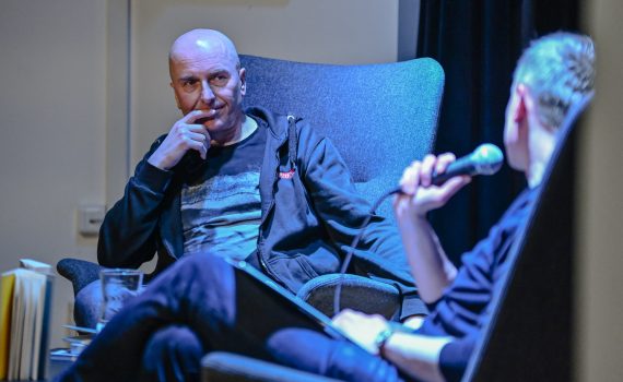 Olgerd Dziechciarz w rozmowie podczas spotkania autorskiego w Częstochowie