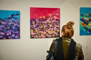 kobieta oglądająca wystawę artystyczną