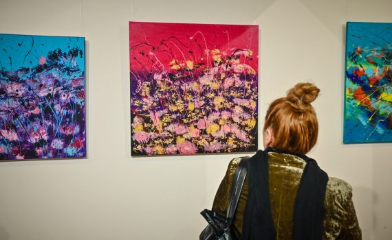 kobieta oglądająca wystawę artystyczną