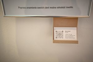 wizytówka Marty Dunal umieszczona pod obrazem prezentowanym podczas wystawy