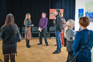 Marta Dunal rozmawiająca z publicznością podczas wernisażu wystawy