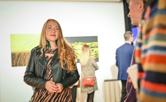 Marta Dunal rozmawiająca z publicznością podczas wernisażu wystawy