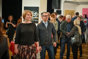 publiczność zgromadzona w galerii sztuki podczas wernisażu wystawy w ośrodku promocji kultury gaude mater w częstochowie