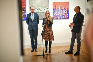 Robert Jasiak dyrektor Ośrodka Promocji Kultury Marta Dunal artystka i Robert Sękiewicz kurator galerii witający publiczność podczas wernisażu wystawy