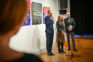 Robert Jasiak dyrektor Ośrodka Promocji Kultury Marta Dunal artystka i Robert Sękiewicz kurator galerii witający publiczność podczas wernisażu wystawy