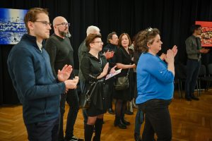 publiczność zgromadzona w galerii sztuki podczas wernisażu wystawy