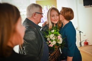 Marta Dunal odbierająca gratulacje podczas wernisażu wystawy