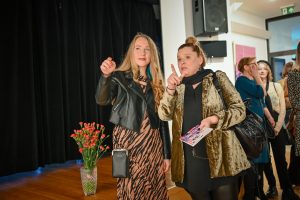 Marta Dunal rozmawiająca z publicznością podczas wernisażu wystawy