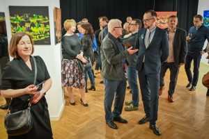 publiczność zgromadzona w galerii ośrodka promocji kultury gaude mater w częstochowie