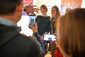 dwie kobiety pozujące do zdjęcia wykonywanego smartfonem
