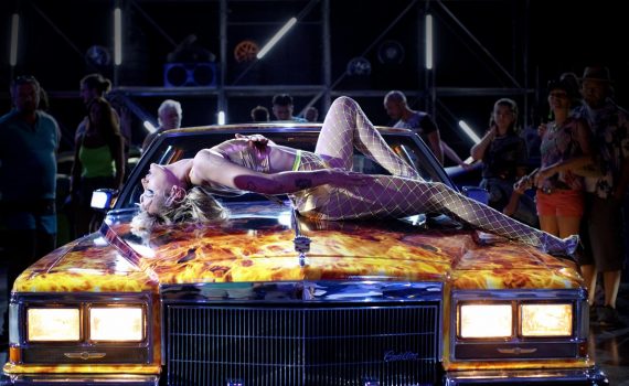 kobieta leżąca na masce kadr z filmu Titane w reżyserii Julii Ducournau