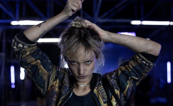 kobieta wiążąca włosy z tyłu głowy kadr z filmu Titane w reżyserii Julii Ducournau