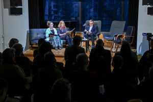 Marta Honzatko, Iwona Chołuj i Zbigniew Budek na scenie Ośrodka Promocji Kultury Gaude Mater w Częstochowie
