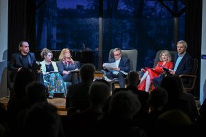 Maciej Półtorak, Marta Honzatko, Iwona Chołuj, Zbigniew Budek, Beata Anna Symołon i Robert Dorosławski na scenie Ośrodka Promocji Kultury