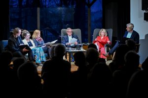 Maciej Półtorak, Marta Honzatko, Iwona Chołuj, Zbigniew Budek, Beata Anna Symołon i Robert Dorosławski na scenie Ośrodka Promocji Kultury