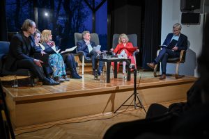 Maciej Półtorak, Marta Honzatko, Iwona Chołuj, Zbigniew Budek, Beata Anna Symołon i Robert Dorosławski na scenie Ośrodka Promocji Kultury