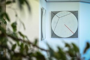 dwie prace plastyczne Anny Szumigaj-Badziak jedna pod kątem z lewej druga na wprost po prawej przedstawiająca białe około z czarnymi i czerwonymi liniami