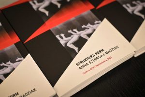 okładka katalogu wystawy Anny Szumigaj-Badziak zawierająca fragment reprodukcji jej obrazu oraz tytuł „Struktura form” imię i nazwisko artystki oraz napis: Galeria OPK Częstochowa, 2022