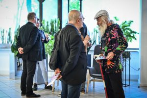 rozmawiający mężczyźni