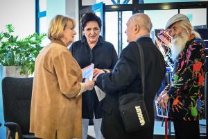 artystka Anna Szumigaj-Badziak rozmawiająca z publicznością podczas wernisażu swojej wystawy w Ośrodku Promocji Kultury Gaude Mater w Częstochowie