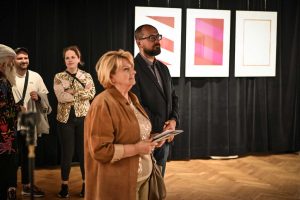 Aleksander Wierny podczas wernisażu wystawy