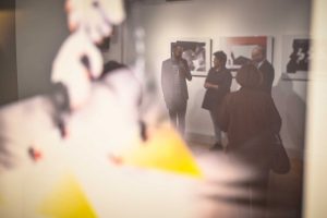 Robert Jasiak Anna Szumigaj-Badziak i Robert Sękiewicz w obiciu lustrzanym jednego z obrazów