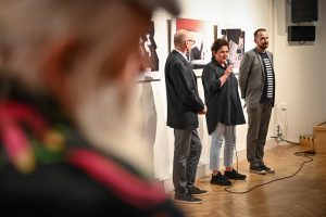 Anna Szumigaj-Badziak witająca publiczność podczas wernisażu jej wystawy po jej lewej Robert Sękiewicz kurator po jej prawej Robert Jasiak dyrektor instytucji