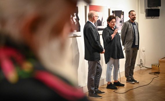 Anna Szumigaj-Badziak witająca publiczność podczas wernisażu jej wystawy po jej lewej Robert Sękiewicz kurator po jej prawej Robert Jasiak dyrektor instytucji