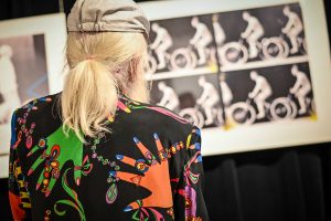 mężczyzna oglądający obraz