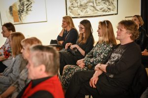 publiczność zgromadzona podczas spotkania autorskiego