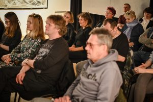 publiczność zgromadzona na wydarzeniu kulturalnym w instytucji kultury