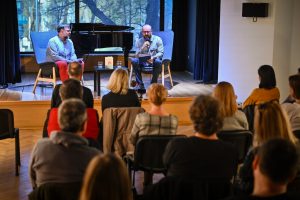 Marcin Fabjański i Aleksander Wierny przed publicznością podczas spotkania autorskiego