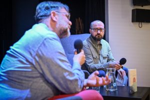 Aleksander Wierny prowadzący spotkanie autorskie z Marcinem Fabjańskim