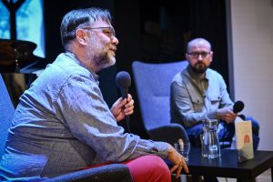 Marcin Fabjański rozmawiający z Aleksandrem Wiernym na spotkaniu autorskim