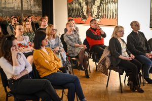 publinczość zgromadzona na spotkaniu autorskim