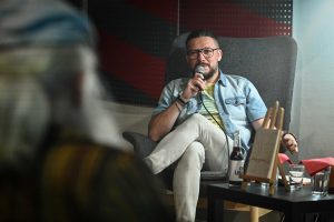 Marcin Zegadło poeta podczas spotkania autorskiego w Częstochowie