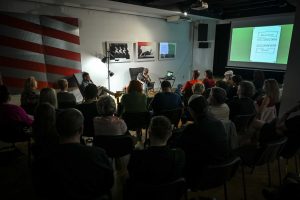 publiczność zgromadzona na spotkaniu autorskim w Ośrodku Promocji Kultury